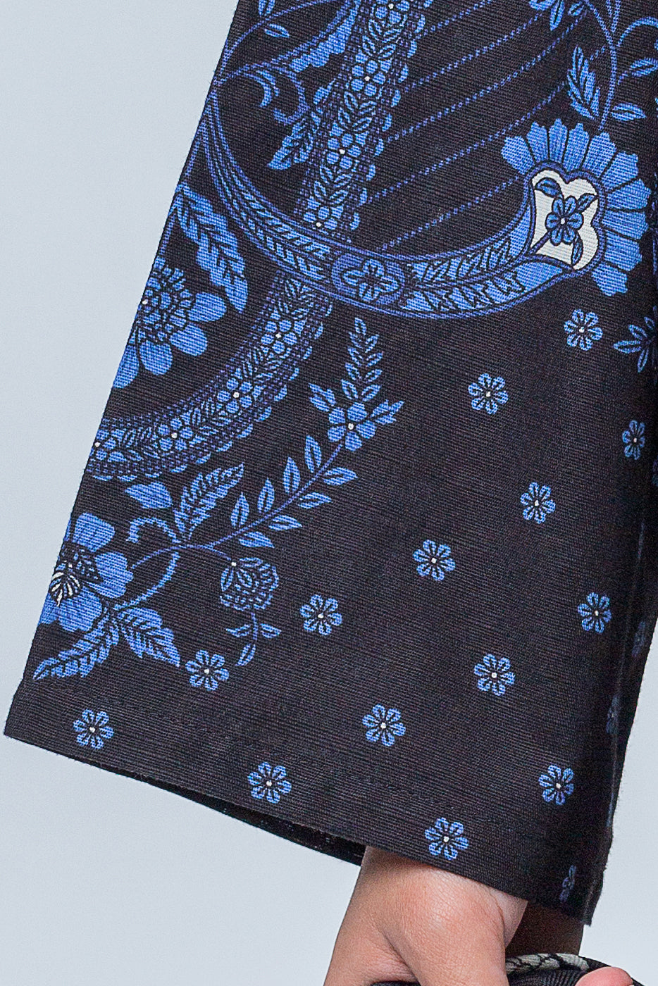 Beechtree - 3 PIECE - EMBROIDERED KHADDAR SUIT WITH PRINTED SHAWL - WONDROUS BLACK (UNSTITCHED)