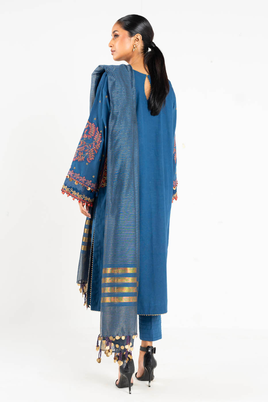 3 Pc Embroidered Khaddar Suit With Yarn Dyed Dupatta