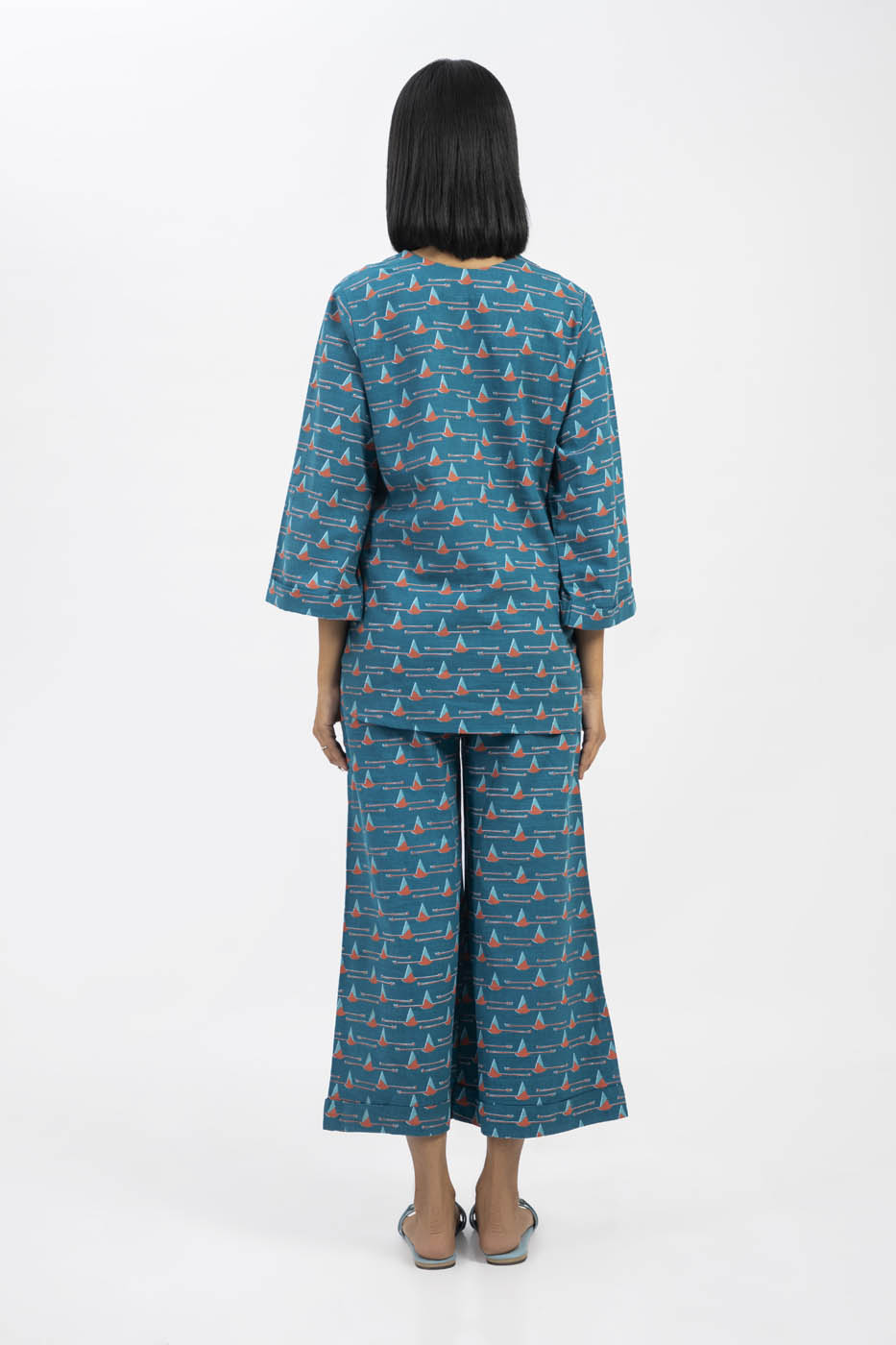 2 PC Printed Khaddar Outfit