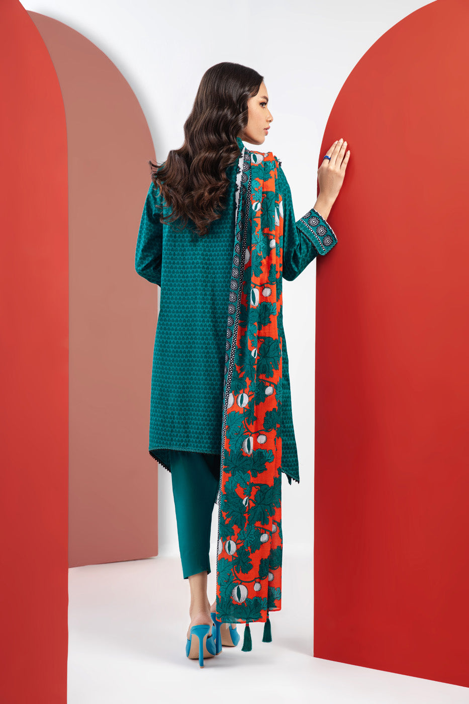 2 Pc Embroidered Cambric Suit With Silver Lawn Dupatta