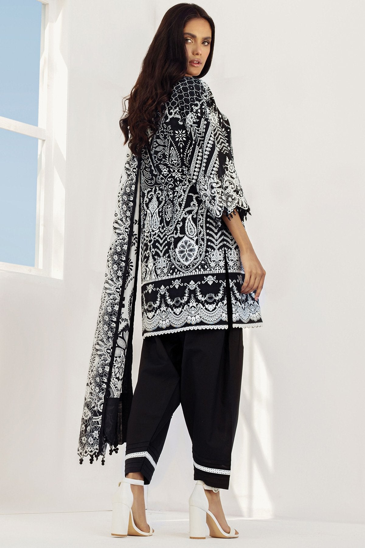 Alkaram - 3 Pc Embroidered Slub Lawn Suit With Lawn Dupatta