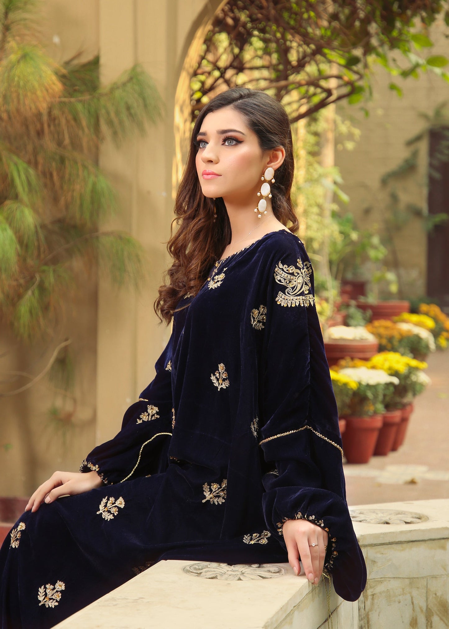 Dure Shahwar - Blue Velvet Kaftan