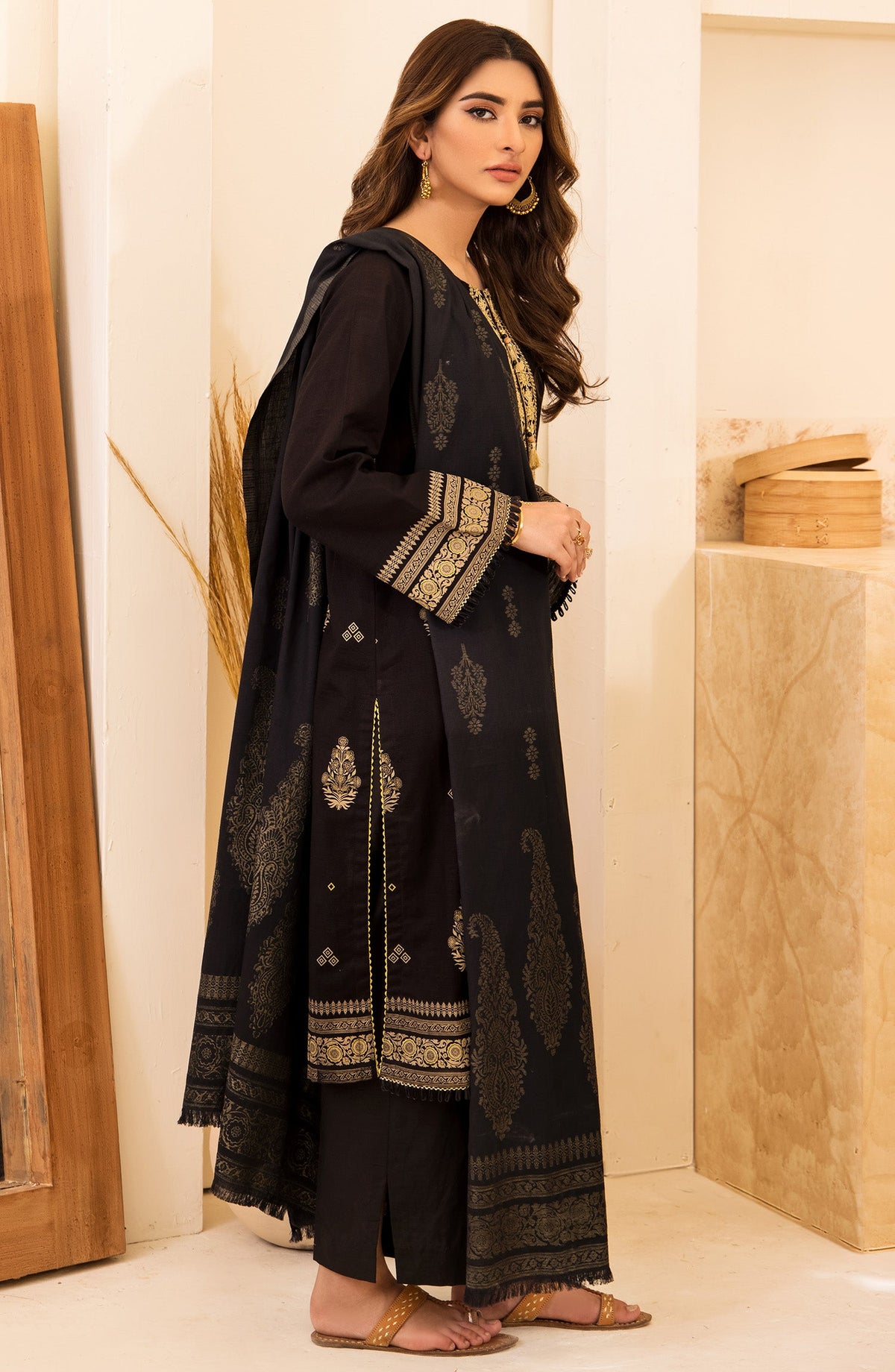 Orient - Unstitched 3 Piece Embroidered Khaddar Shirt , Pant and Jacquard Shawl Dupatta