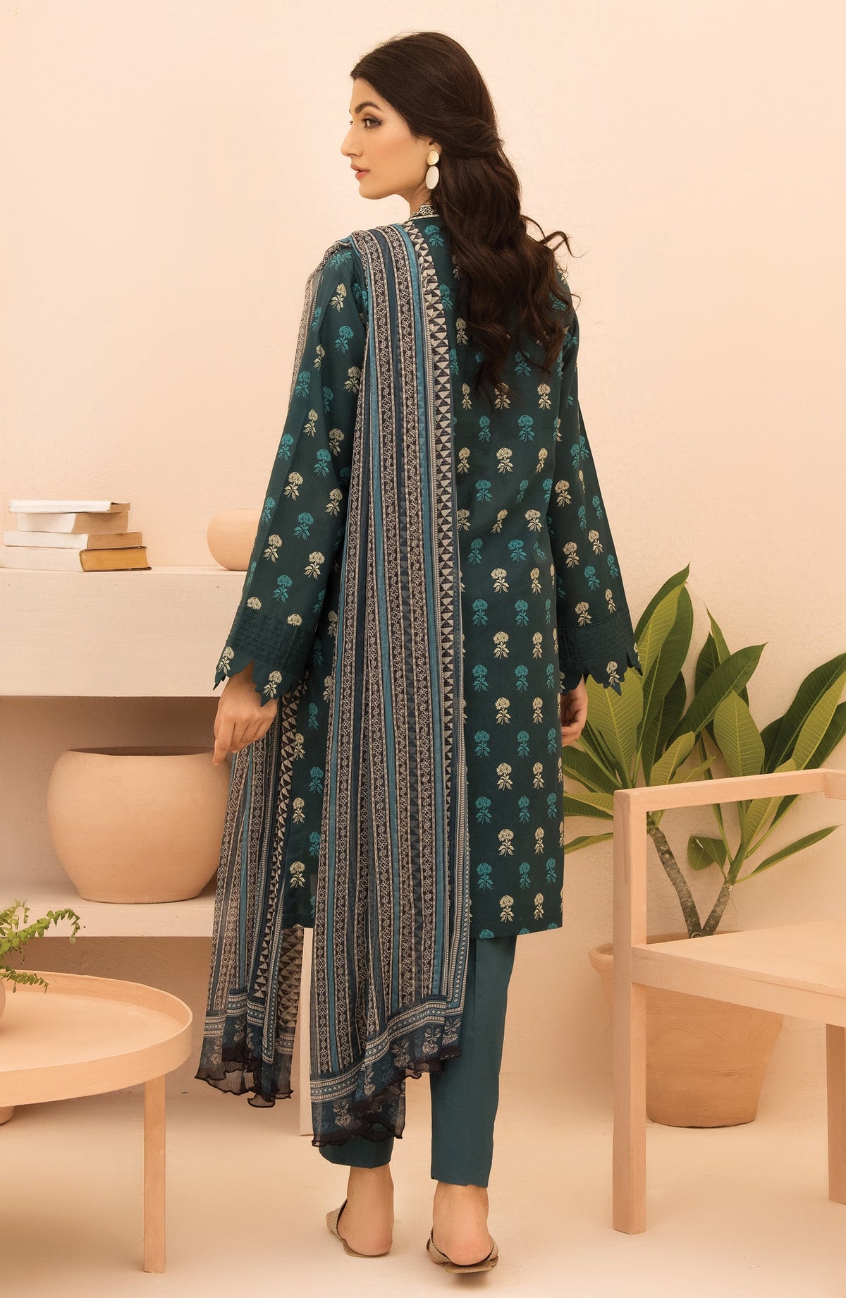 Orient - Unstitched 3 Piece Printed Lawn Shirt , Cambric Pant and Chiffon Dupatta