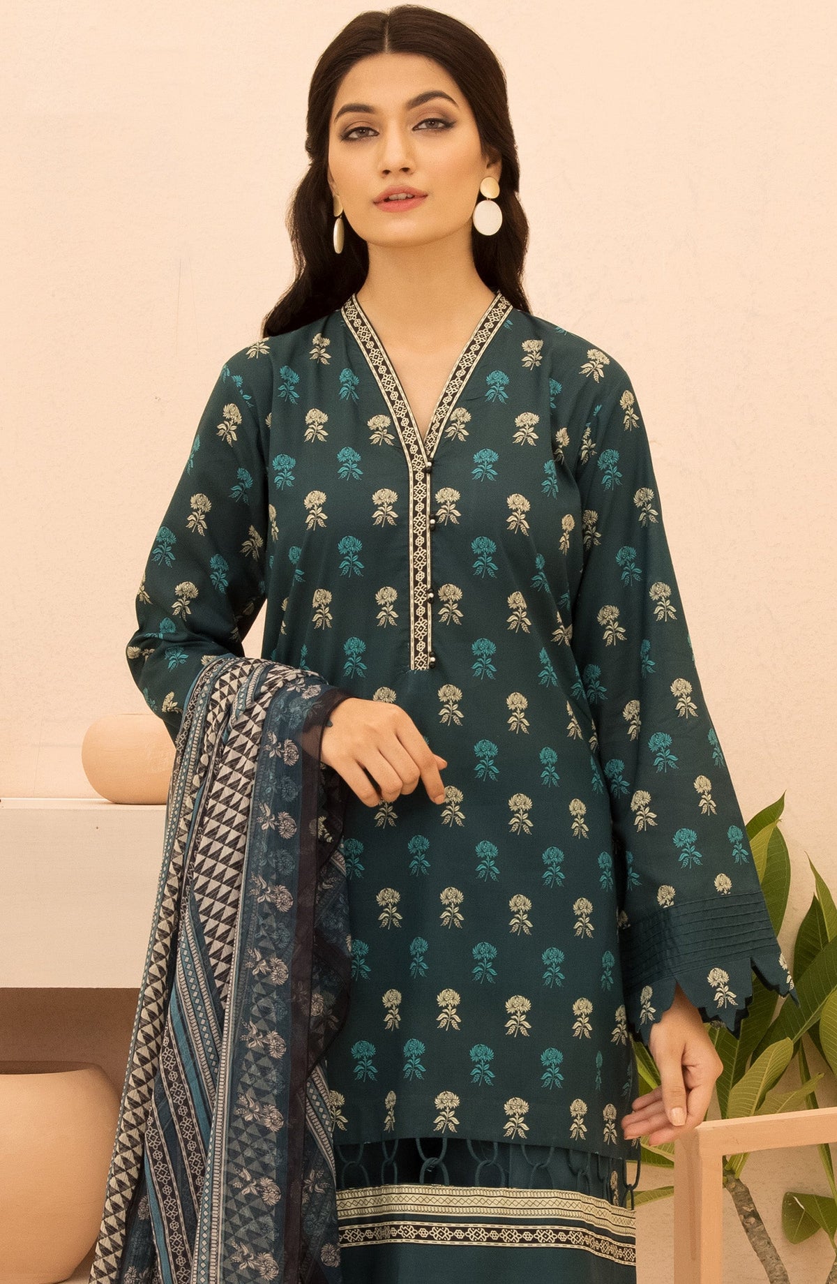 Orient - Unstitched 3 Piece Printed Lawn Shirt , Cambric Pant and Chiffon Dupatta