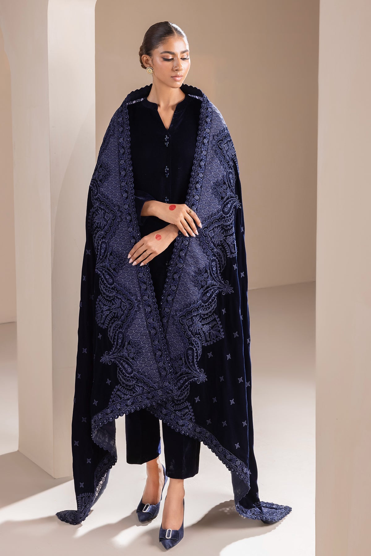 Baroque - EMBROIDERED VELVET SHAWL VS-46