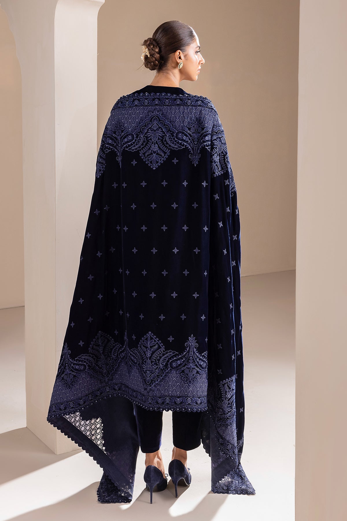 Baroque - EMBROIDERED VELVET SHAWL VS-46