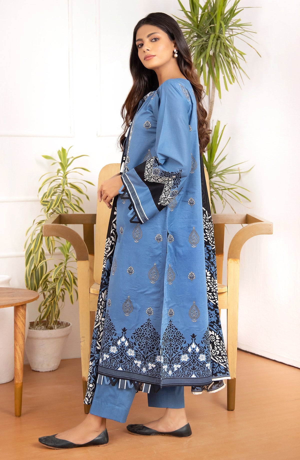 Orient - Unstitched 3 Piece Embroidered Lawn Shirt And Net Lawn Dupatta