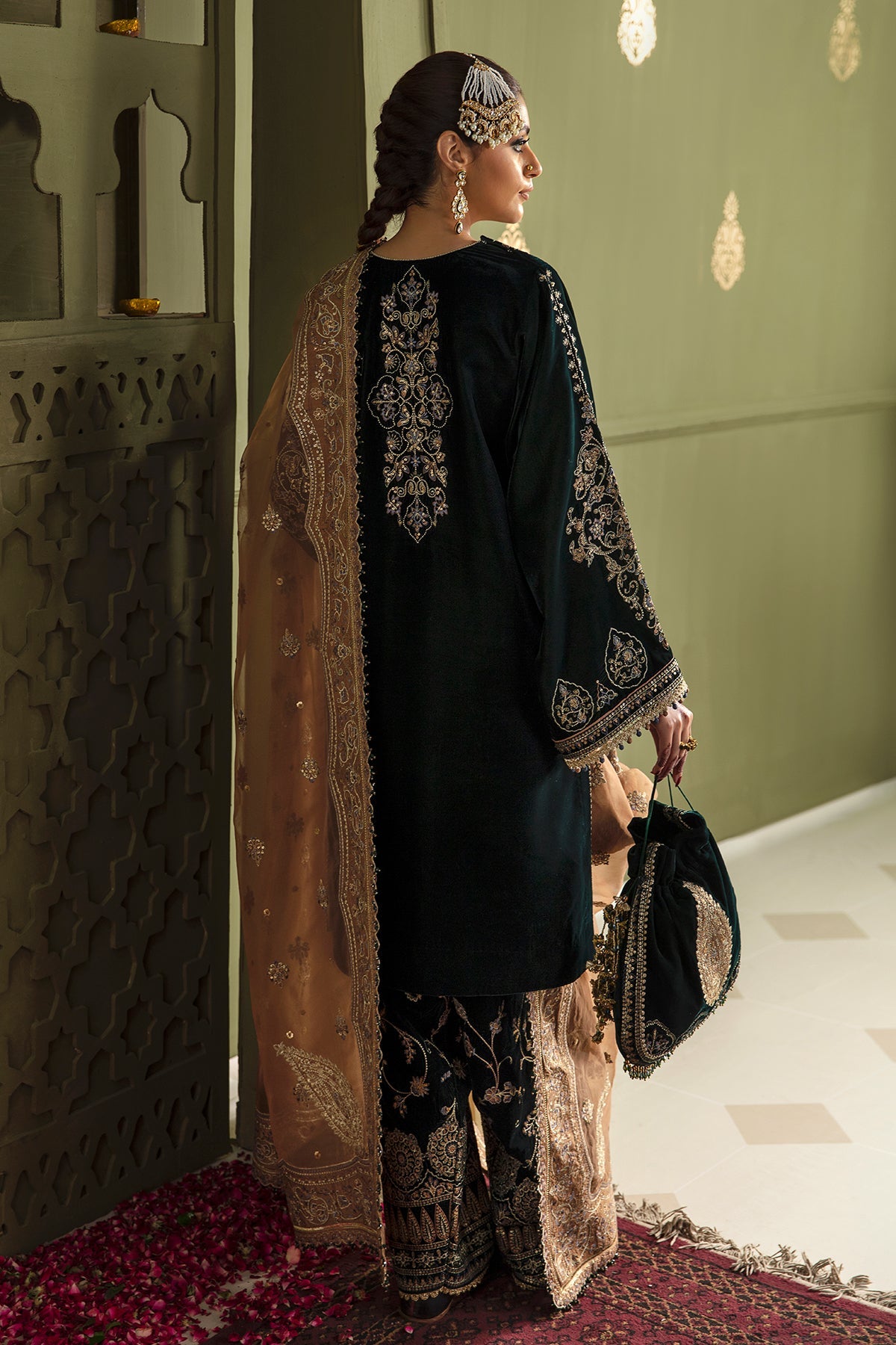 Baroque - EMBROIDERED VELVET UF-464