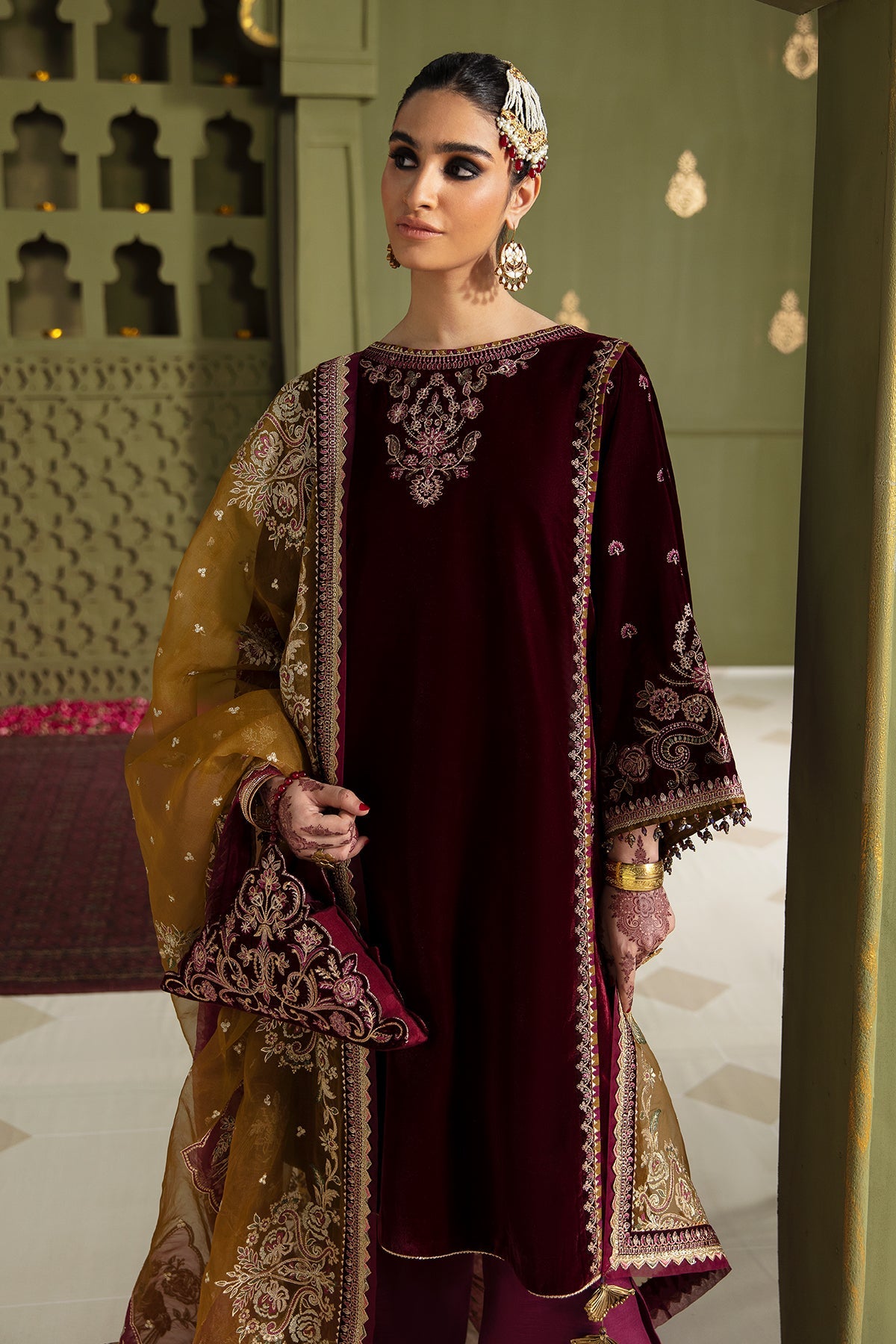 Baroque - EMBROIDERED VELVET UF-465