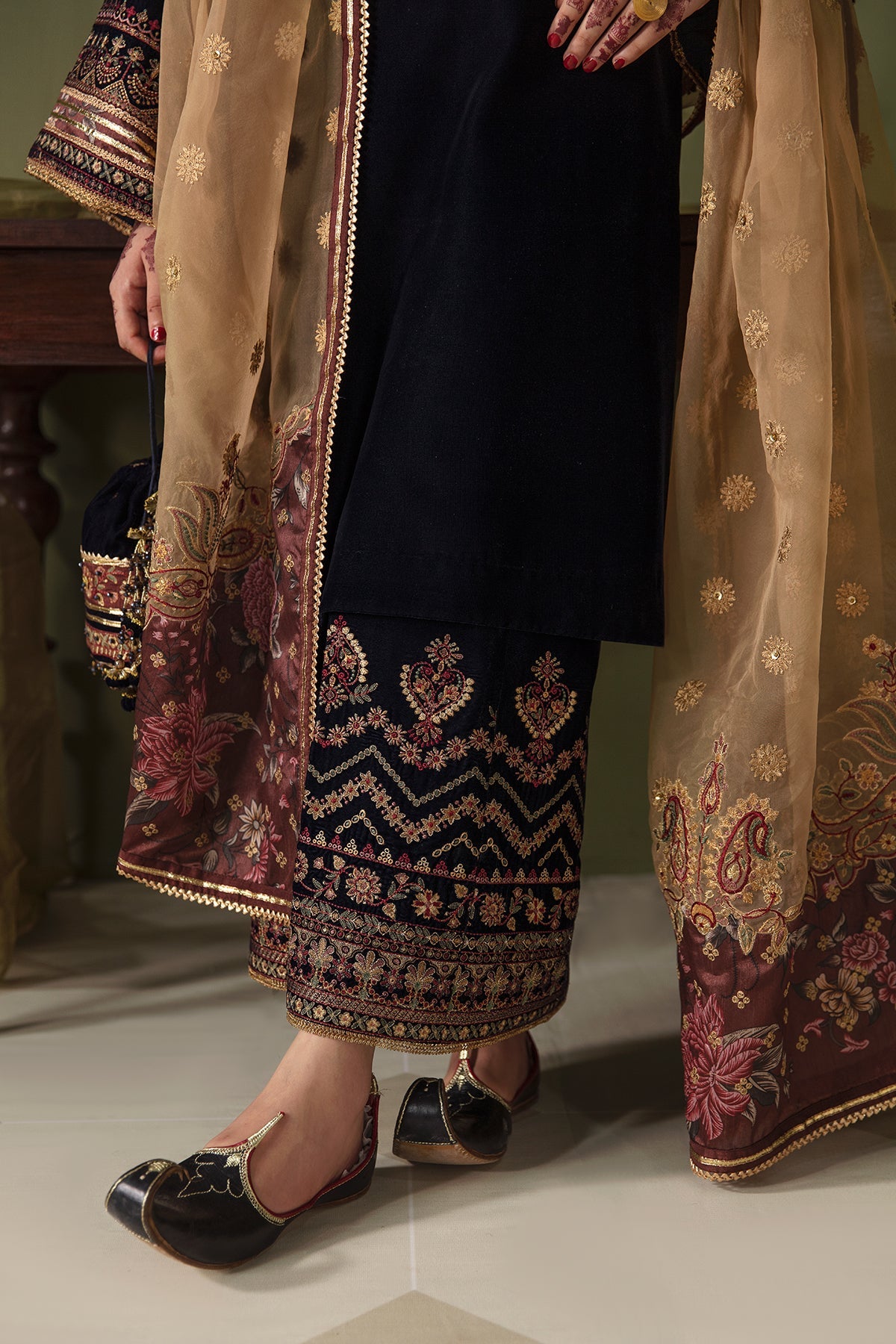 Baroque - EMBROIDERED VELVET UF-469