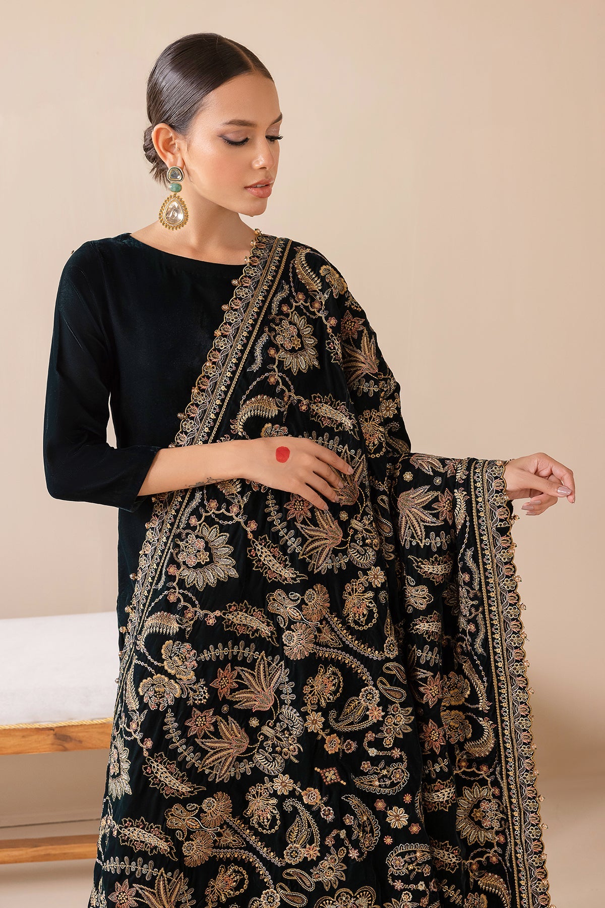 Baroque - EMBROIDERED VELVET SHAWL VS-40