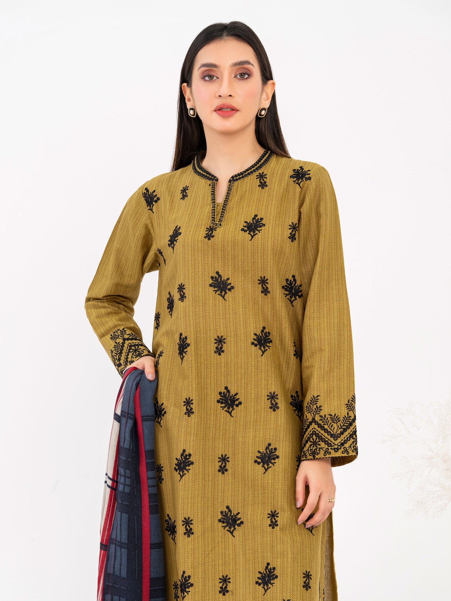 3 Piece Khaddar Suit-Embroidered (Pret)