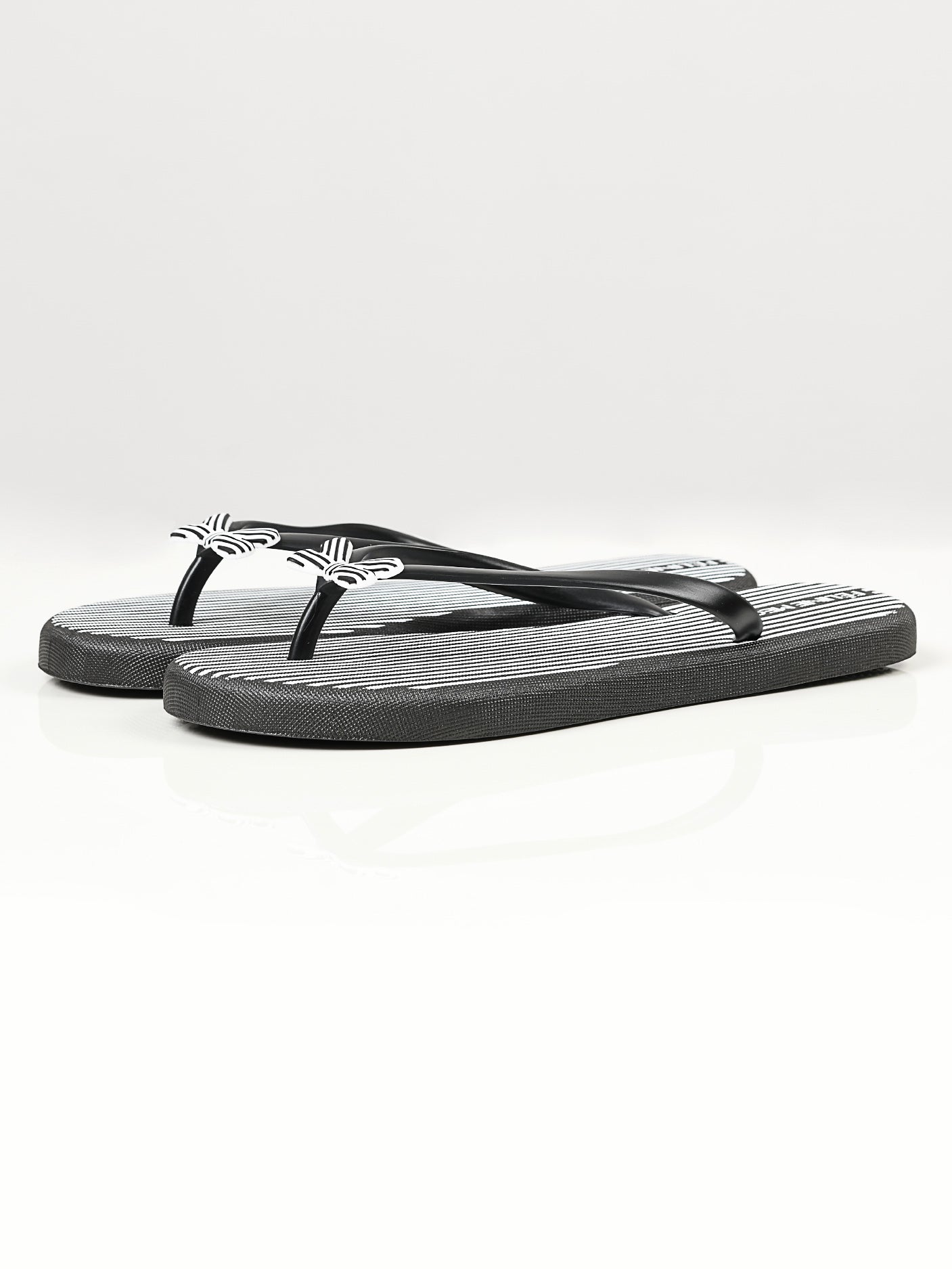 Limelight - Printed Bow Flip Flops - Black