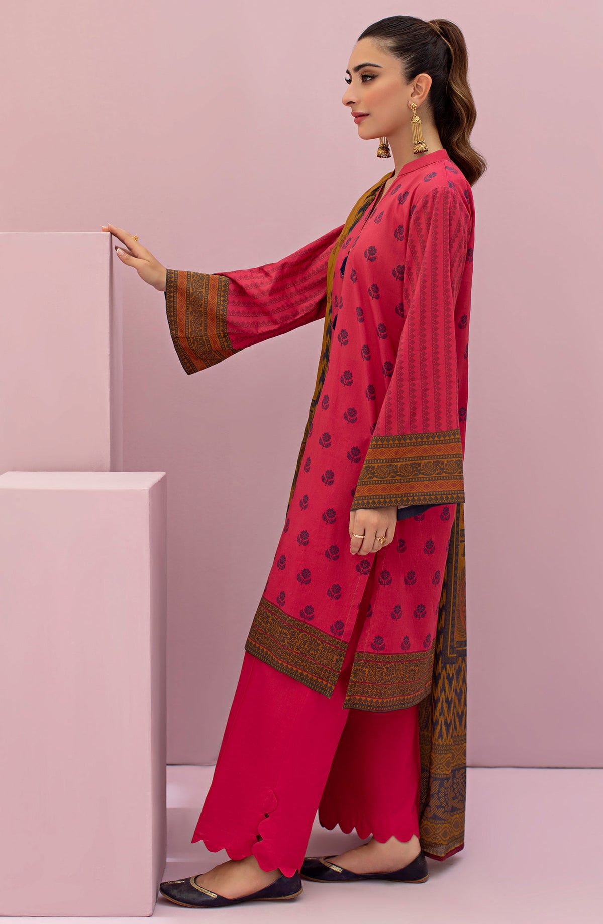 Orient - Unstitched 3 Piece Printed Lawn Shirt , Cambric Pant and Lawn Dupatta