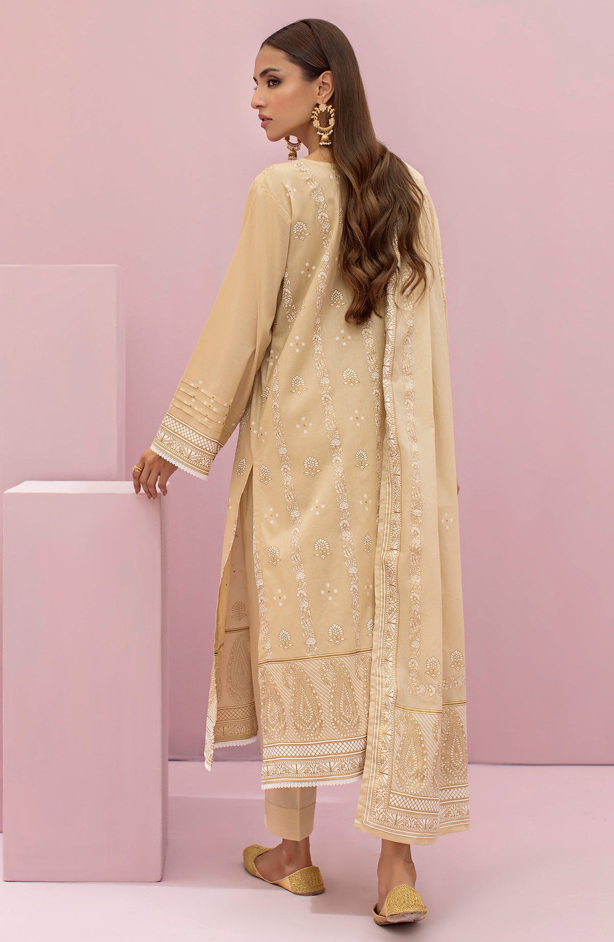 Orient - Unstitched 3 Piece Printed Lawn Shirt , Cambric Pant and Lawn Dupatta