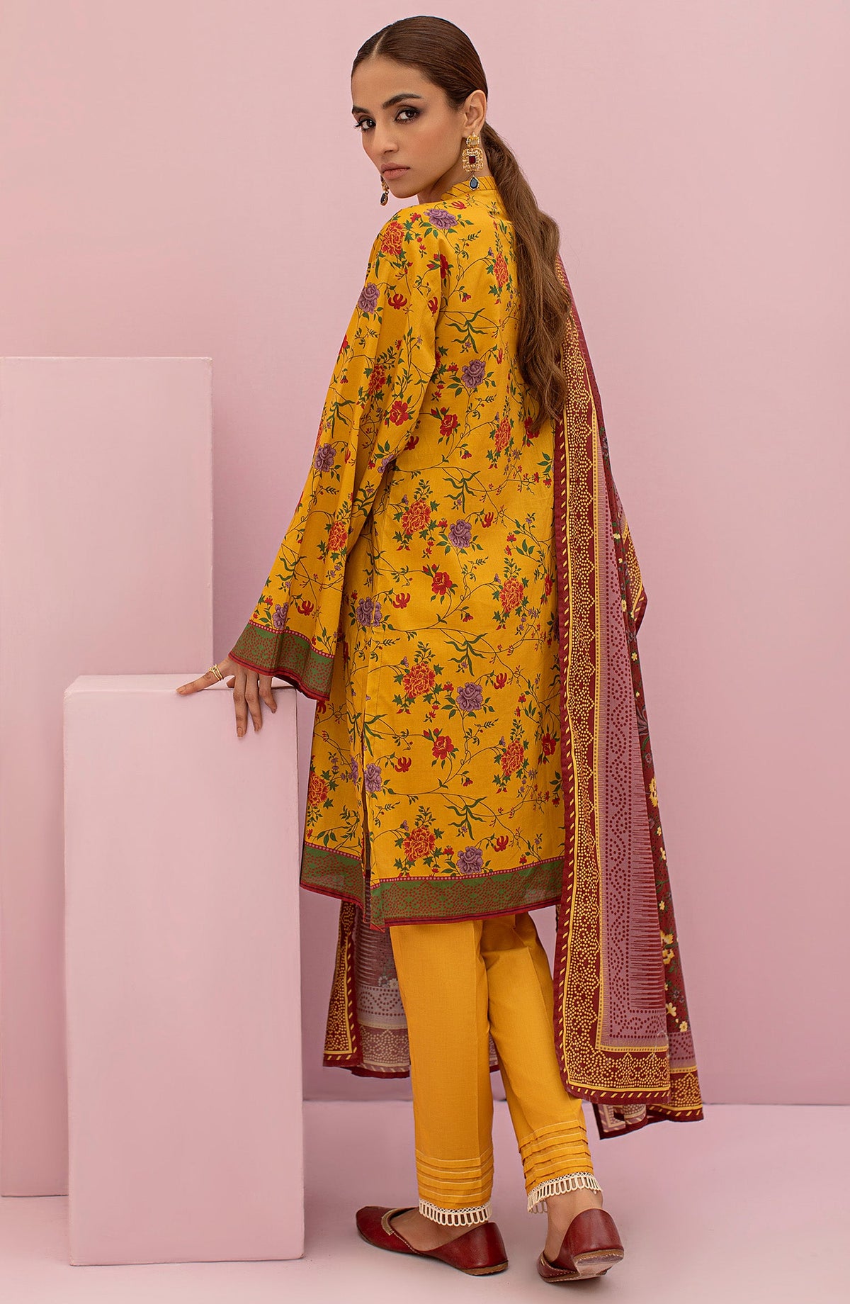 Orient - Unstitched 3 Piece Printed Lawn Shirt , Cambric Pant and Lawn Dupatta