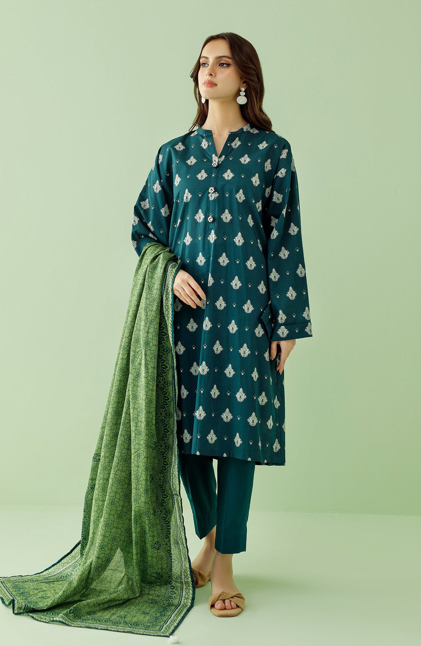 Orient - Unstitched 3 Piece Printed Lawn Shirt , Cambric Pant and Lawn Dupatta