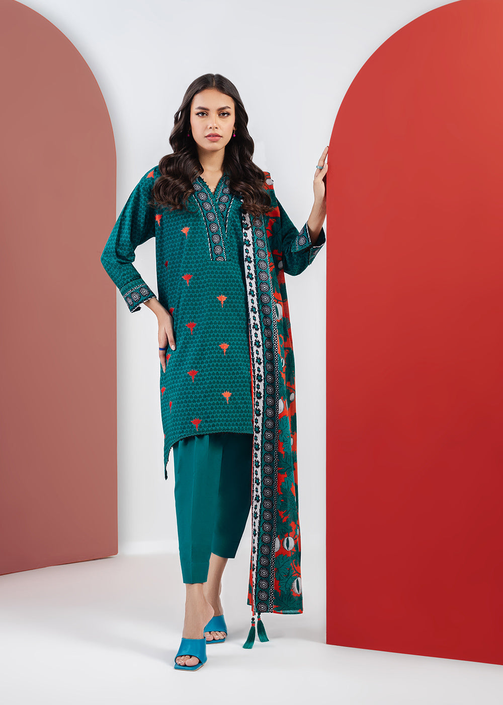 2 Pc Embroidered Cambric Suit With Silver Lawn Dupatta
