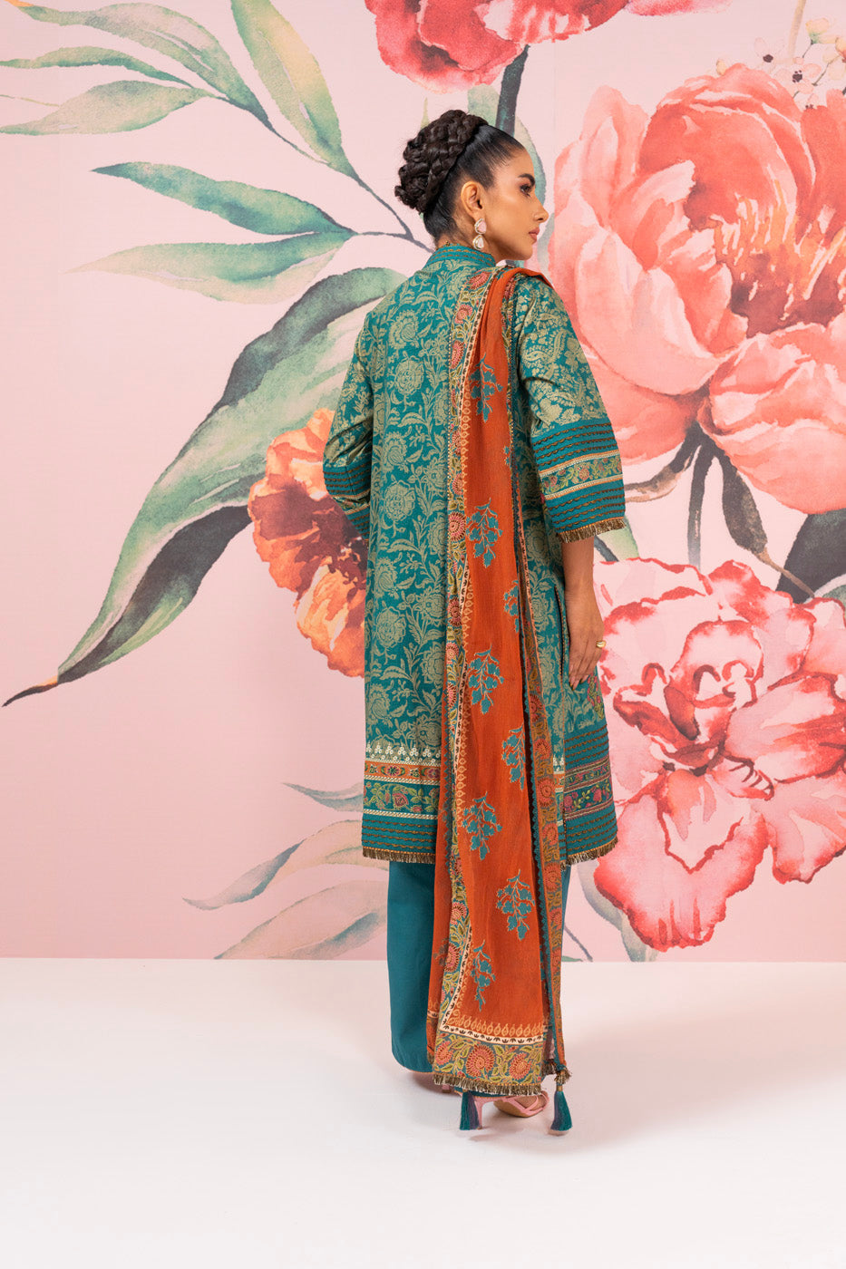 3 Pc Embroidered Thick Lawn Suit With Chiffon Dupatta