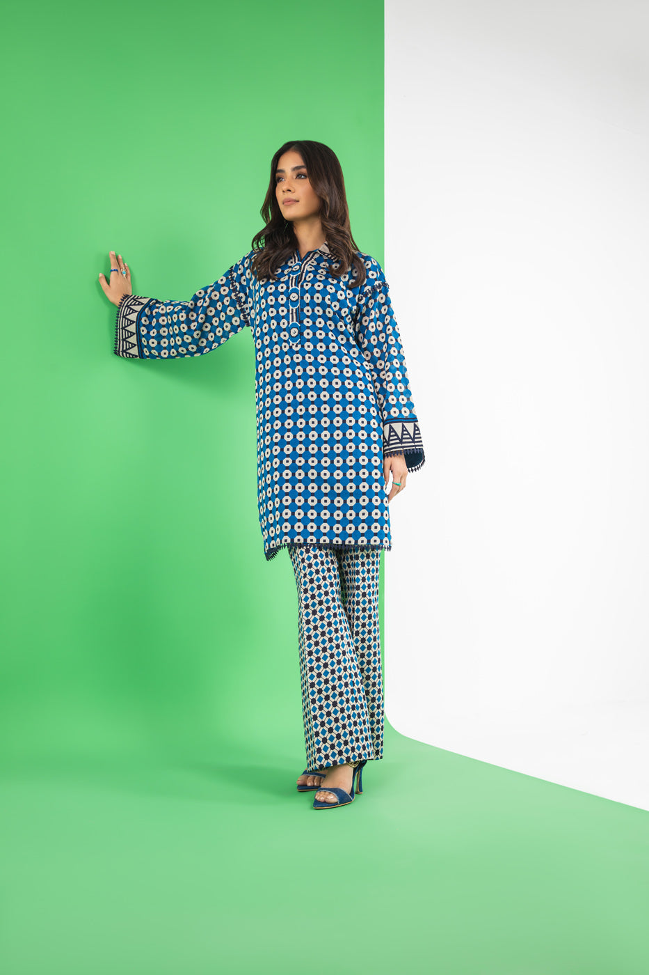 2 Pc Printed Lawn Suit With Cambric Trouser