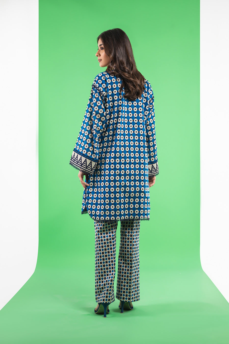 2 Pc Printed Lawn Suit With Cambric Trouser