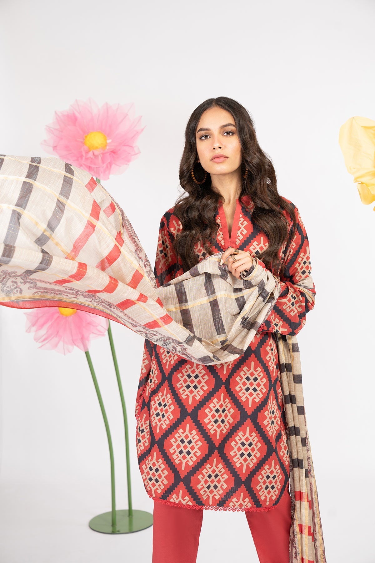 2 Pc Printed Lawn Suit With Zari Dupatta