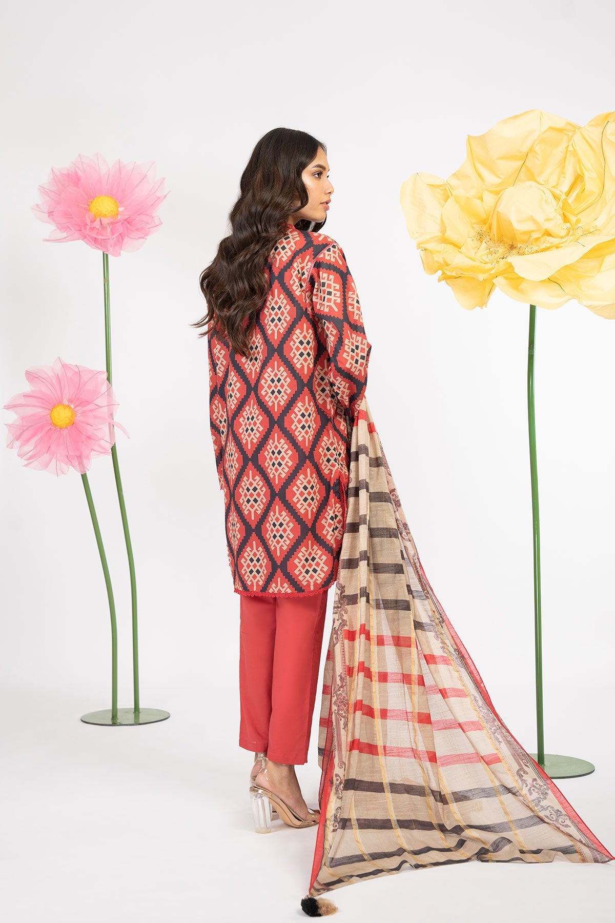 2 Pc Printed Lawn Suit With Zari Dupatta