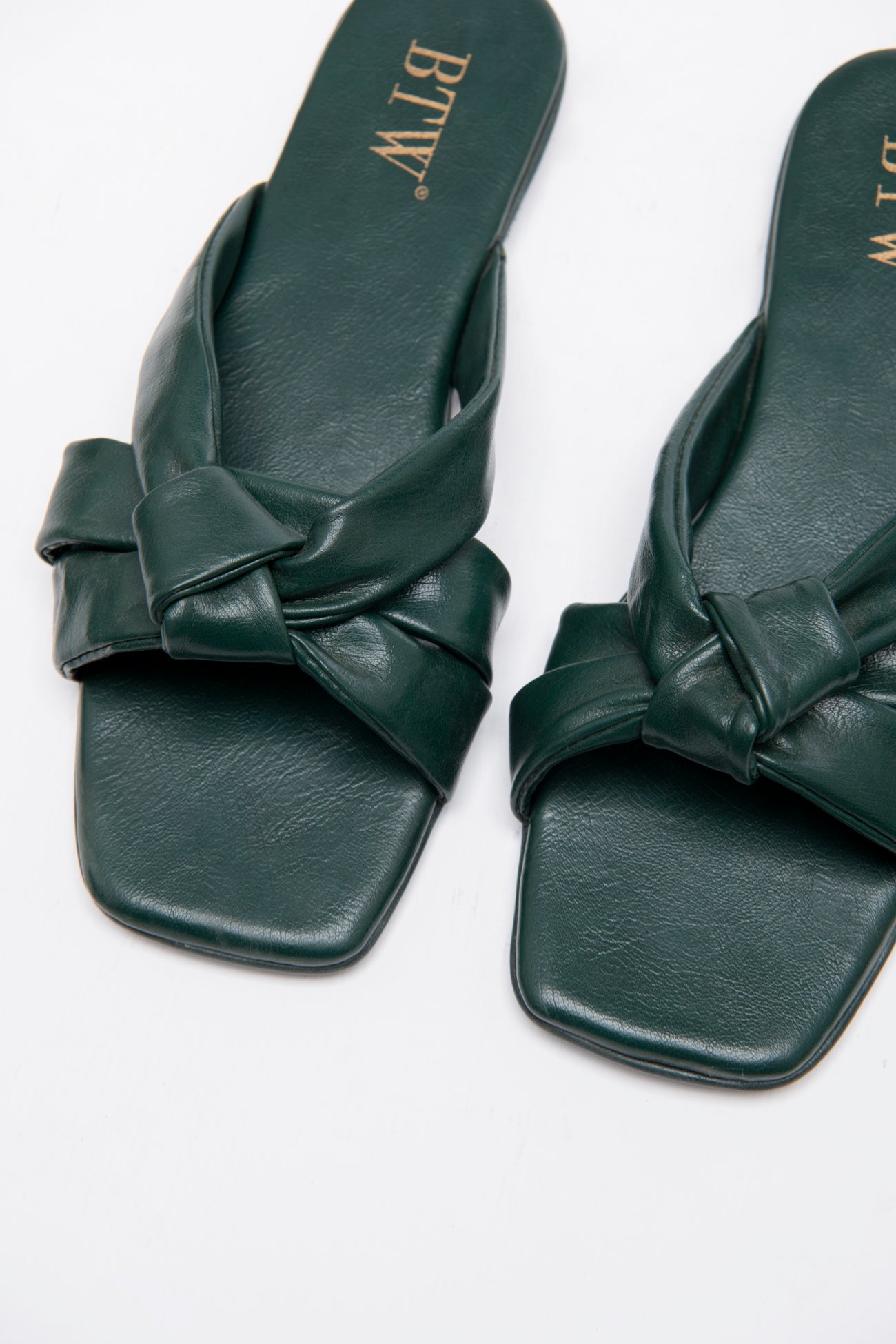 BTW - SQUARE CROSS OVER FLAT SLIDES