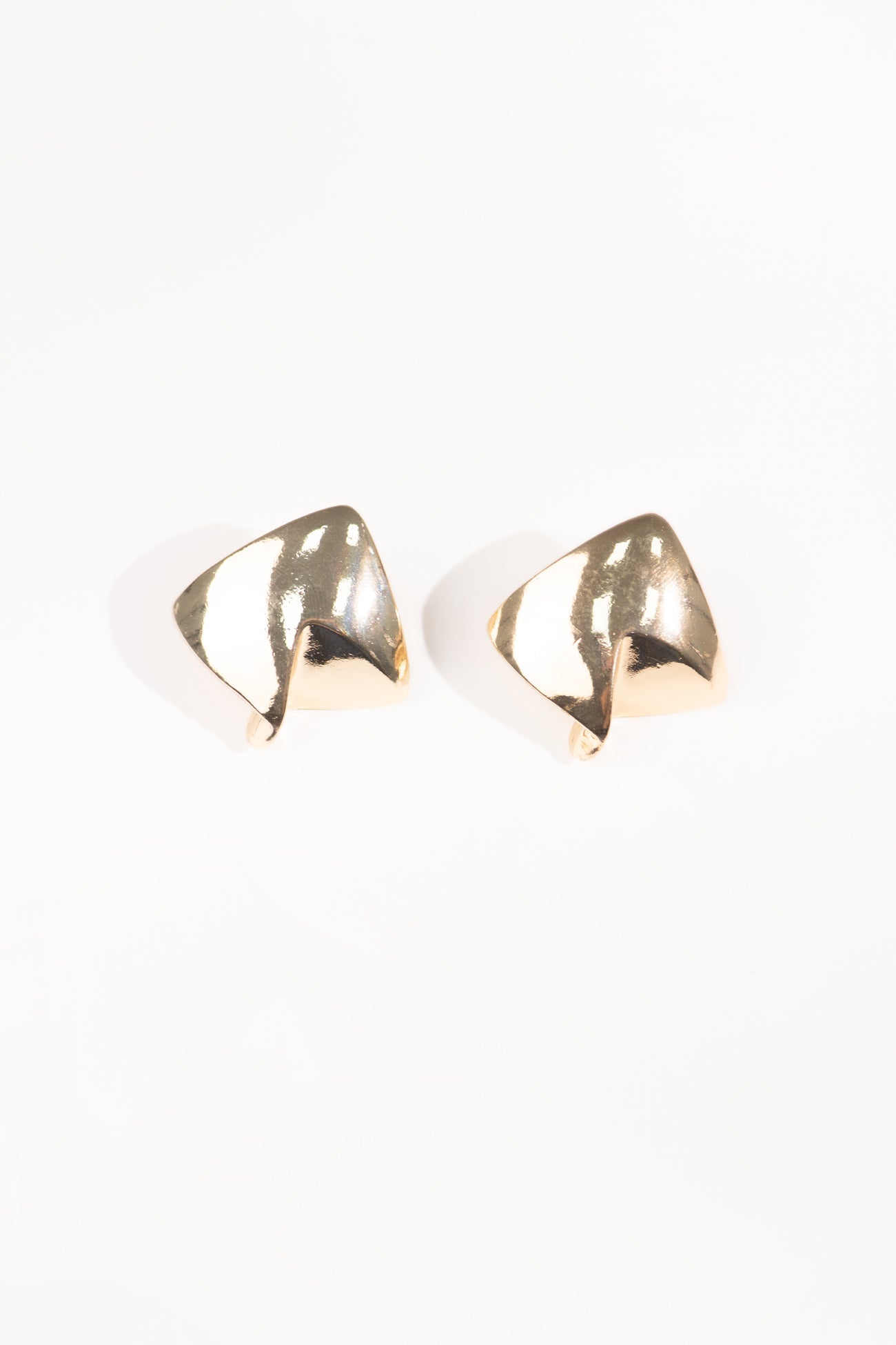 BTW - METALLIC TRIANGLE SHAPE EARSTUDS