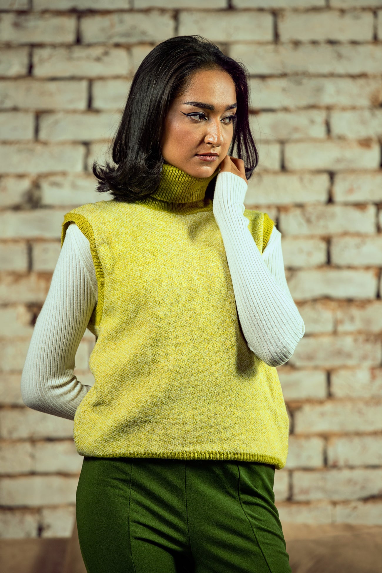 BTW - SLEEVLESS KNIT SWEATER