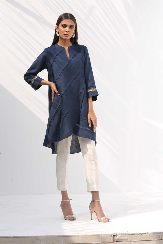 Overlapped Linen Shirt With trousers