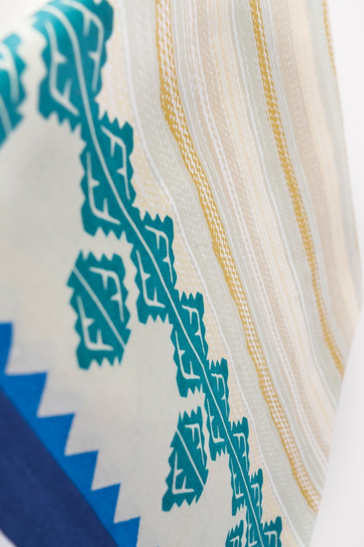 Alkaram - 3 Pc Printed Lawn Suit With Printed Lawn Dupatta