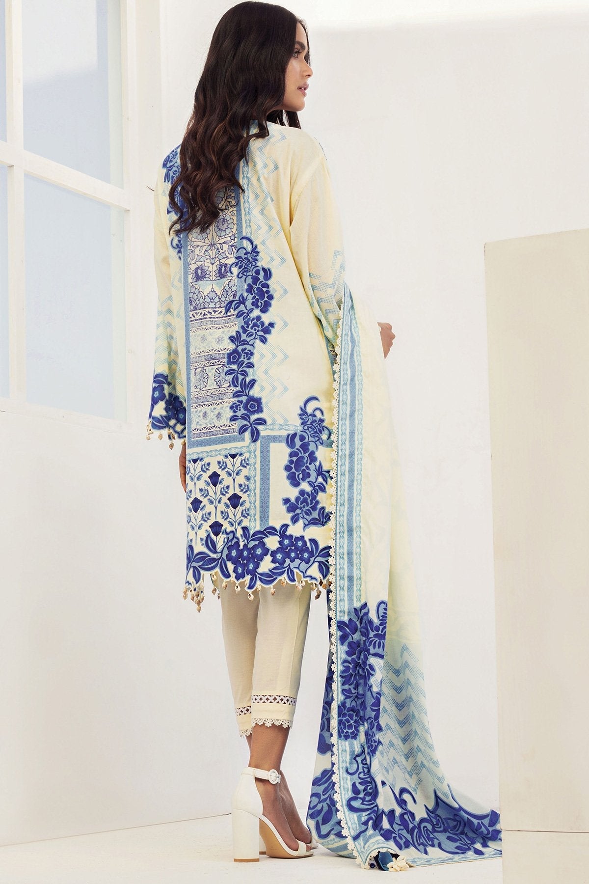 Alkaram - 3 Pc Printed Slub Lawn Suit With Brochia Dupatta