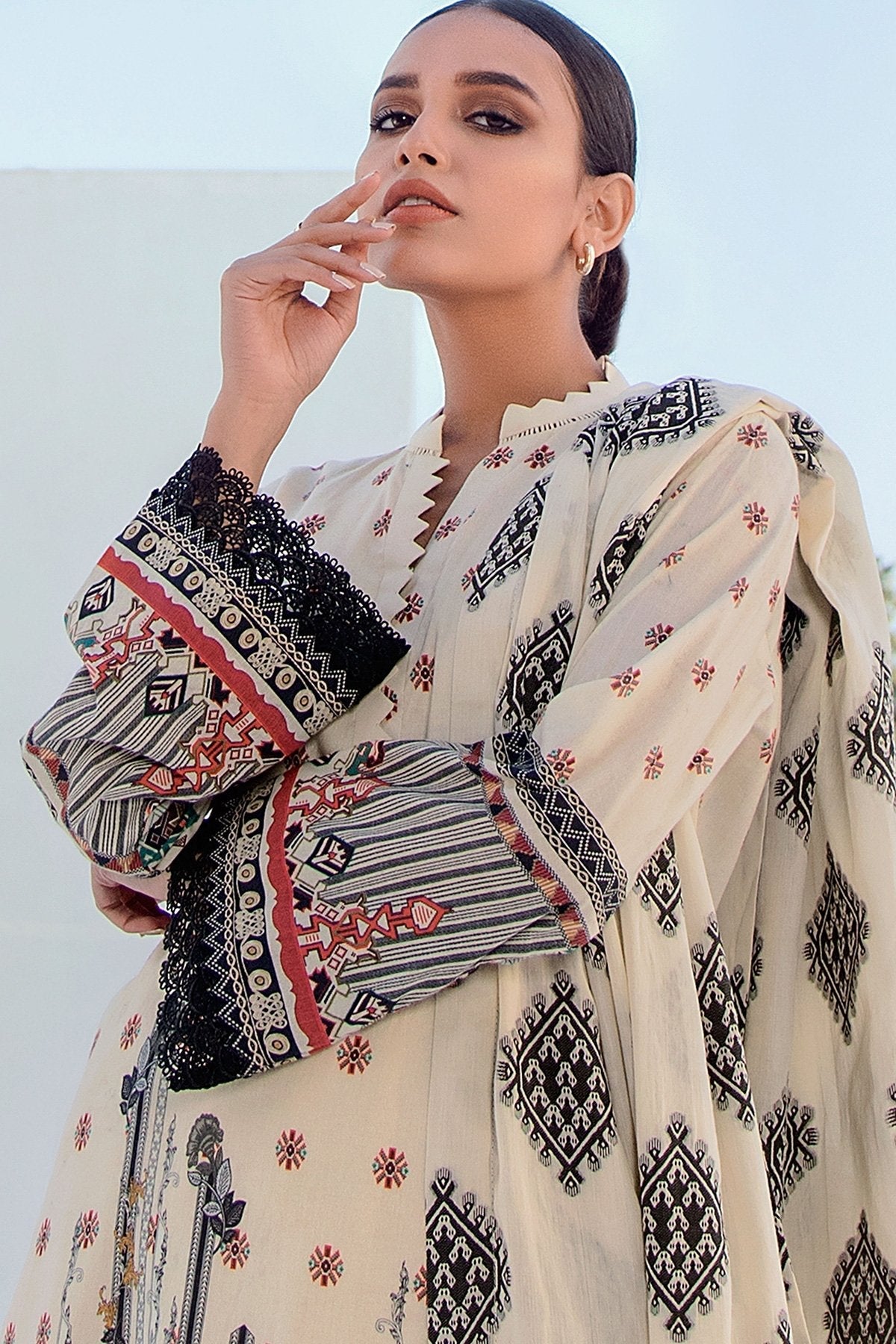Alkaram - 3 Pc Digital Printed Lawn Suit With Jacquard Dupatta
